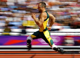 爱游戏_曼联半场领先却遭翻盘，防守漏洞成赛后热议焦点