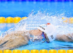 爱游戏官方网站-太阳队飞赴迈阿密开启东部征程，官媒晒登机照，三巨头领衔客场挑战