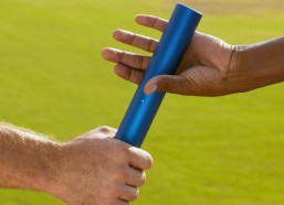 爱游戏：勒布朗·詹姆斯淡然回应保罗与快船风波，专注当下，无关往事