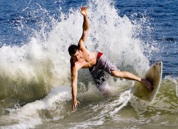 爱游戏|哈默德梅开二度率队登顶，用冠军奖杯告别国家队生涯