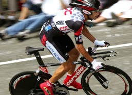 爱游戏官方网站：官方确认，中国香港中场黄皓隽转会港超杰志，开启足球新旅程