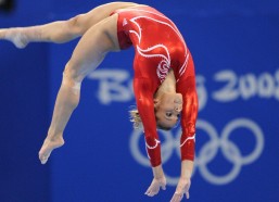 爱游戏APP|突发！主力前锋泰特拼抢重摔手腕受伤 已离场接受紧急治疗